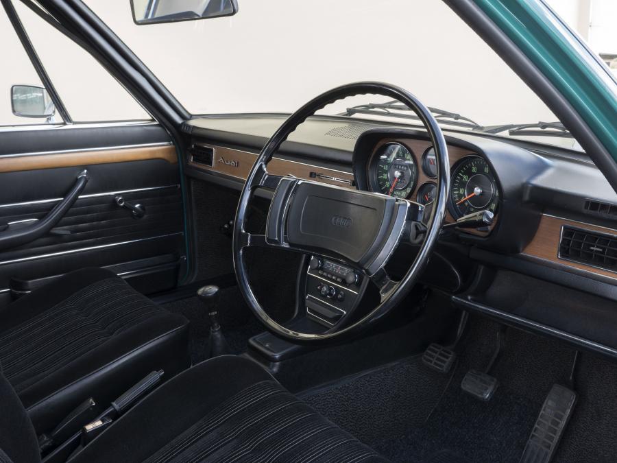 Торпедо Audi 100 Coupe S (C1) 1970 года  (UK) (фото 8 из 10)